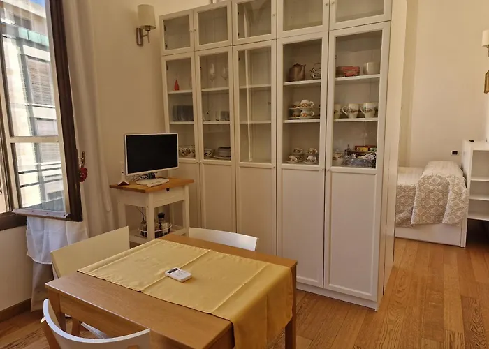 Five Roses Flat Apartment Pisa