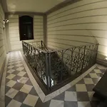 Five Roses Flat Pisa