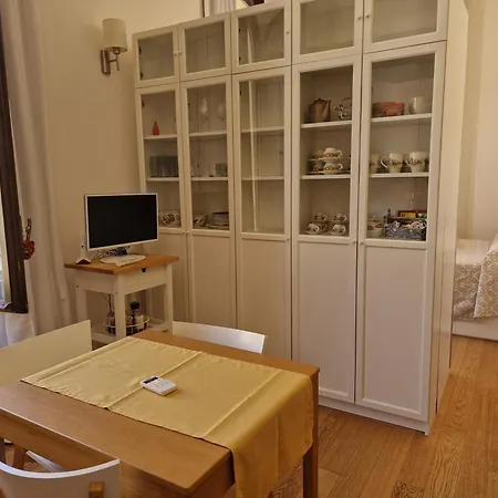 Five Roses Flat Apartment Pisa