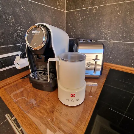 Five Roses Flat * Pisa